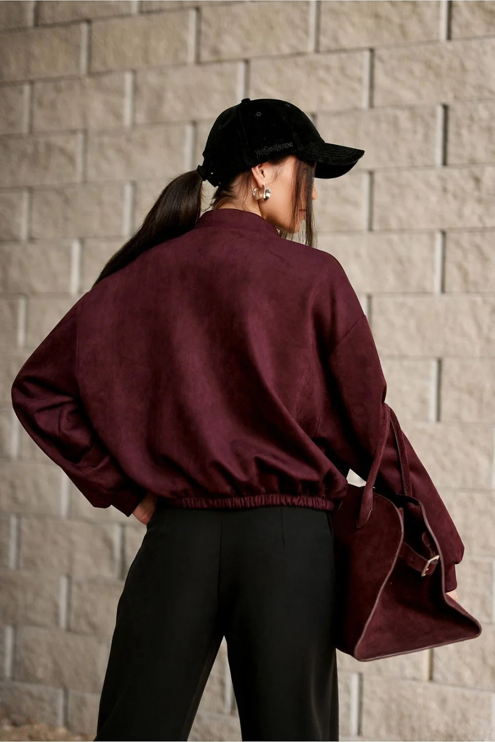bomber suédine bordeaux courte femme oversize cropped fermeture éclair frontale base élastiquée grandes poches rabat manches longues bouffantes texture veloutée