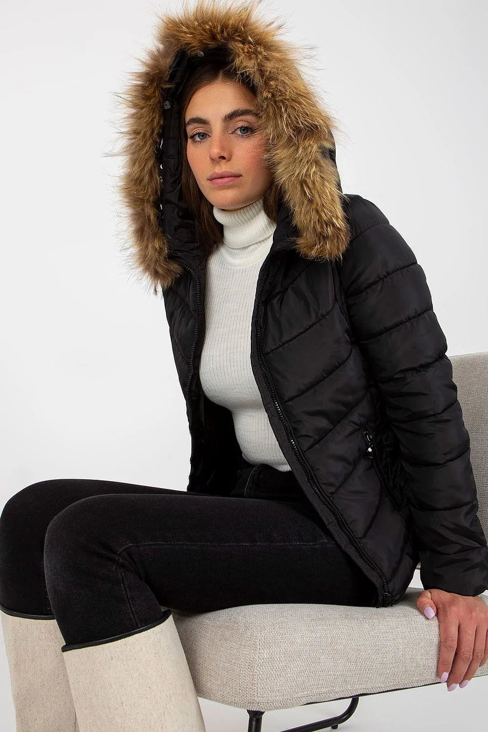 Veste matelassée pour femme taupe clair polyester 100% coupe ajustée capuche fourrure faux fermeture éclair poches latérales hiver