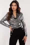 blouse soirée élégante raffinée métallisée argentée lamé brillante col bénitier drapé manches longues coupe ajustée plis décoratifs texture variée