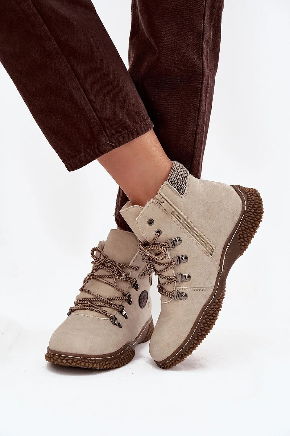 bottines trappeur femme similicuir suédine beige col rembourré tricoté gris laçage crochets métalliques zip latéral doublure fourrure semelle crantée antidérapante