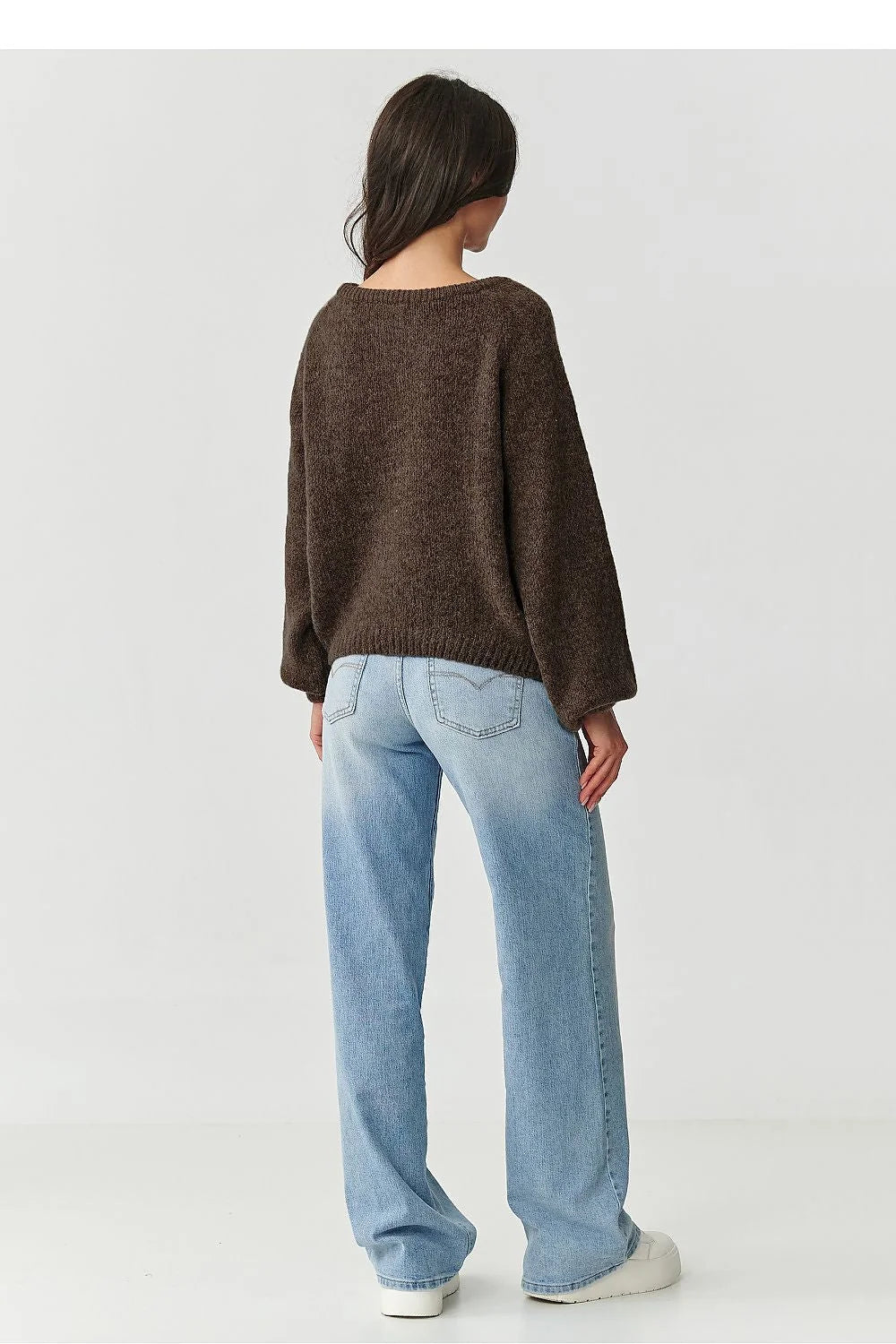 pull femme maille bouclette marron foncé coupe droite oversize encolure ronde manches ballon longues resserrées poignets matière douce moelleuse mohair