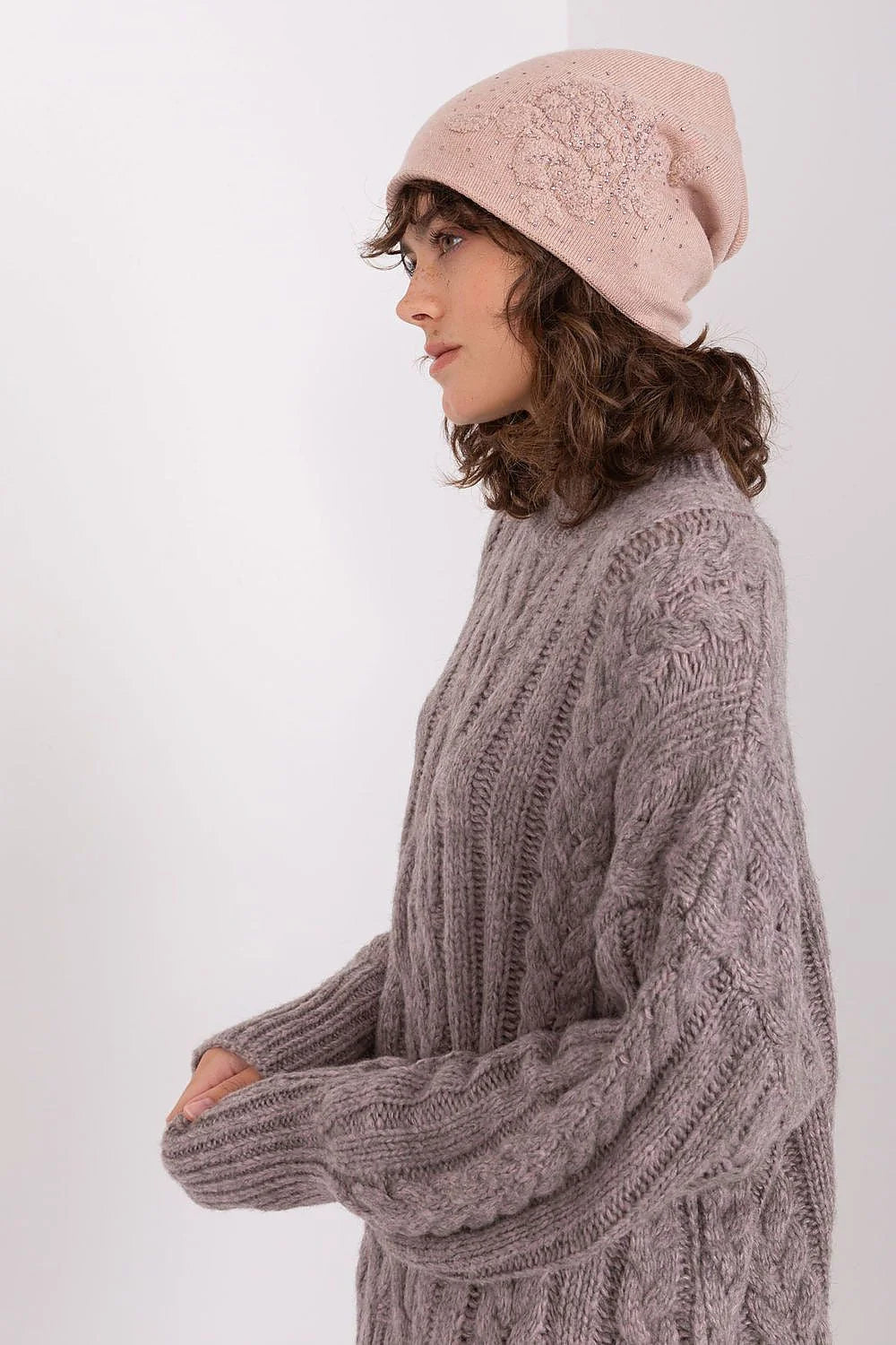 Bonnet slouchy en cachemire acrylique coton rose pâle brodé fleurs perles pull-over tricot torsadé gris taupe femme