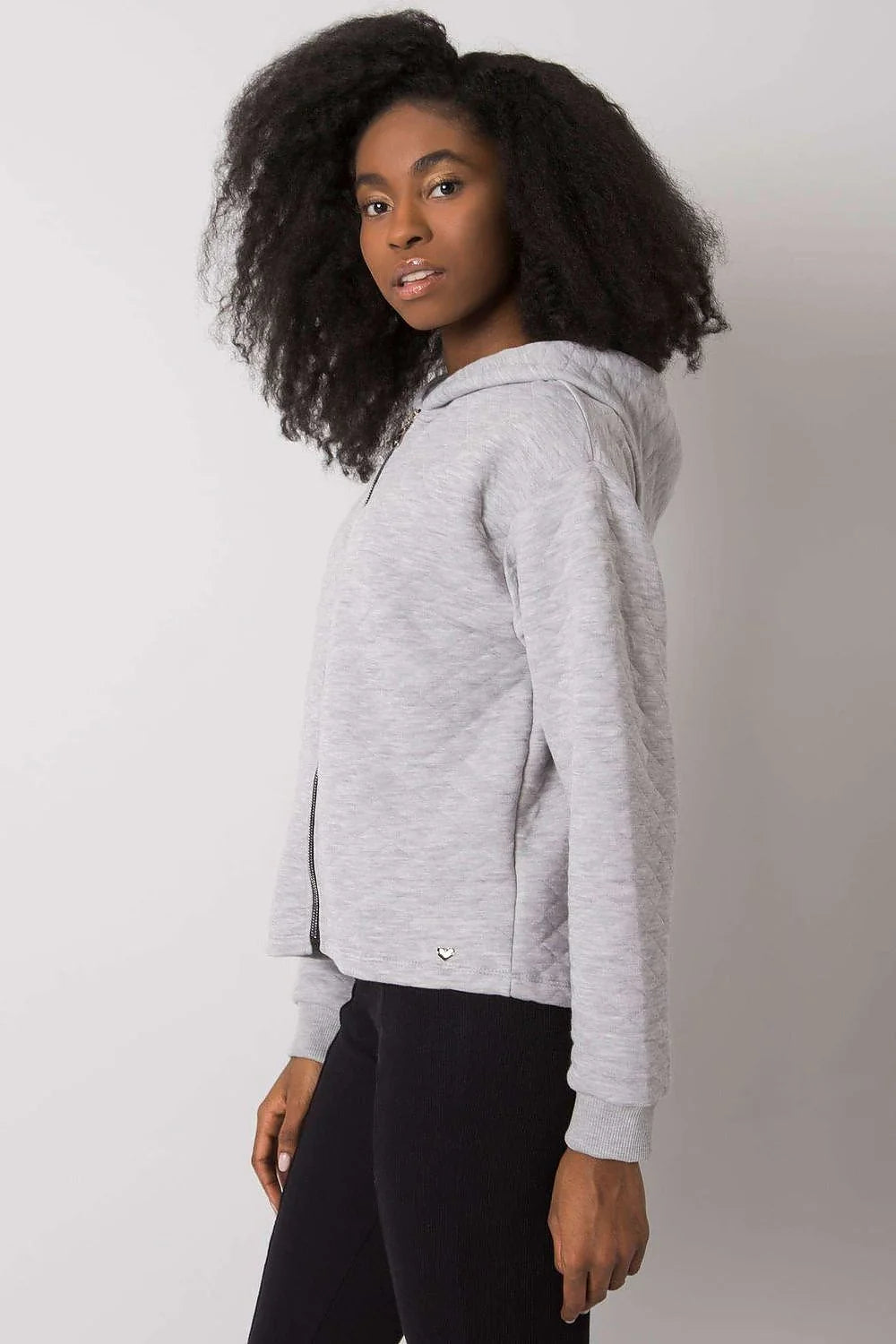Sweatshirt femme coton matelassé gris clair zippé confort mode 2023 casual chic décontracté moderne