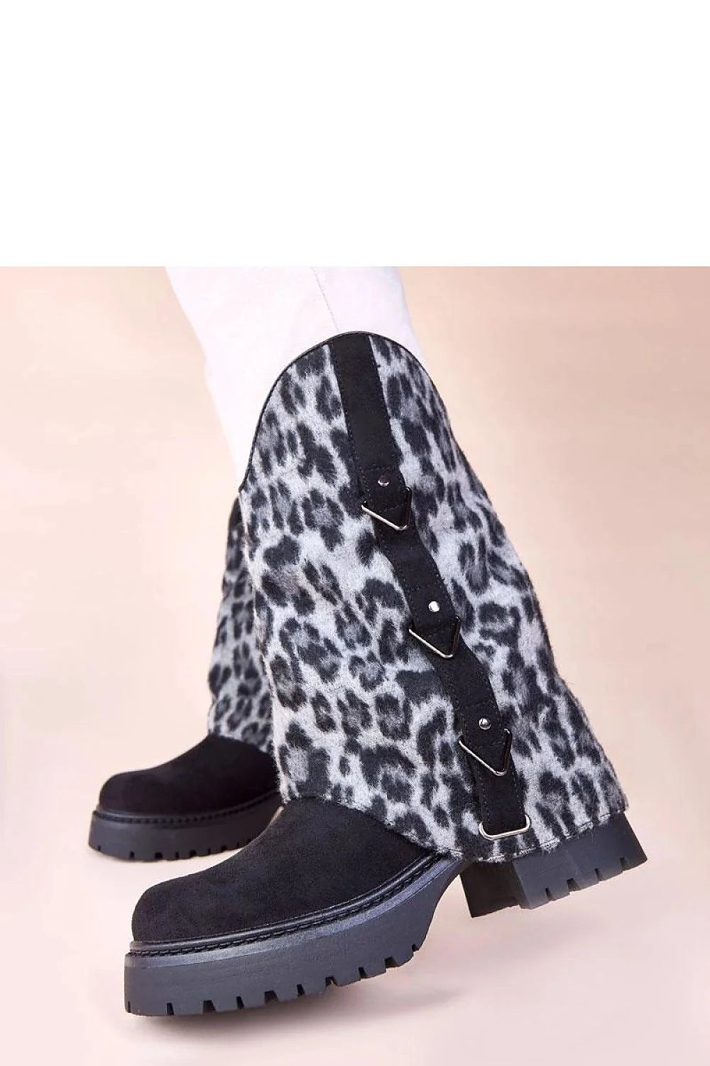 bottines noires tige retroussée léopard Kaylia Gemre suédé western semelle crantée caoutchouc bout arrondi boucles métalliques chunky confortable