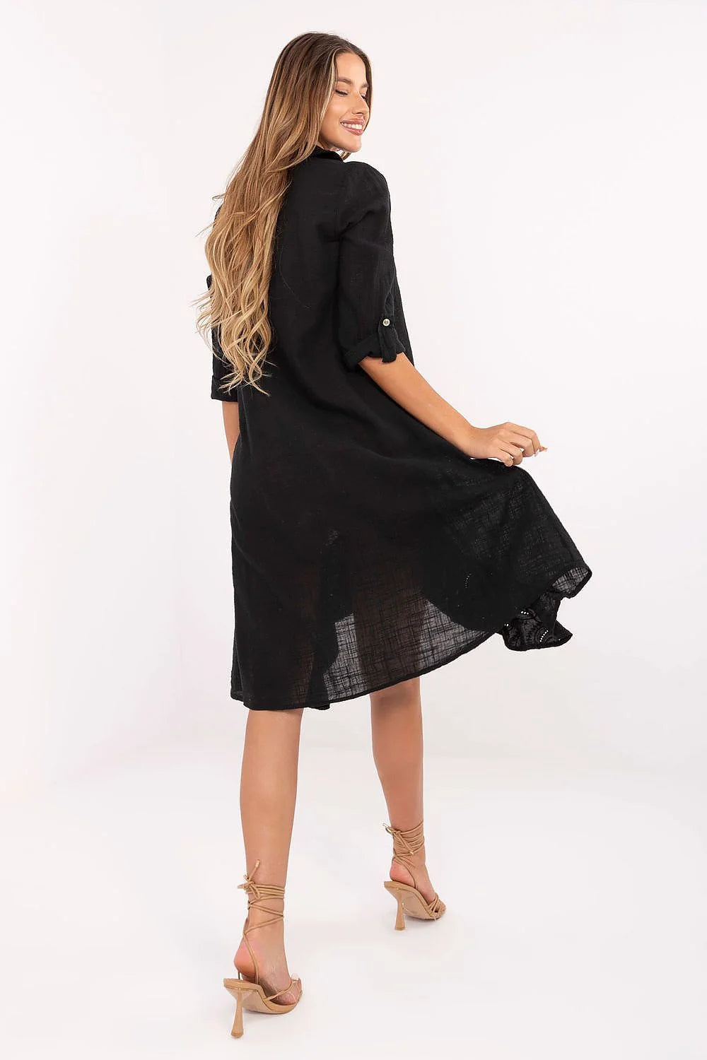 robe chemise noire asymétrique coton gaze légère manches trois quarts retroussées boutonnage boutons clairs poches latérales coupe ample ourlet volanté
