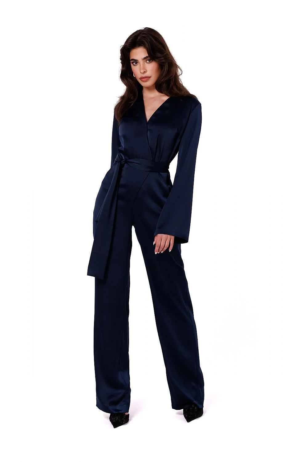 combinaison satinée bleu marine manches longues kimono encolure V ceinture nouée taille cintrée pantalon palazzo large fluide brillante élégante sophistiquée