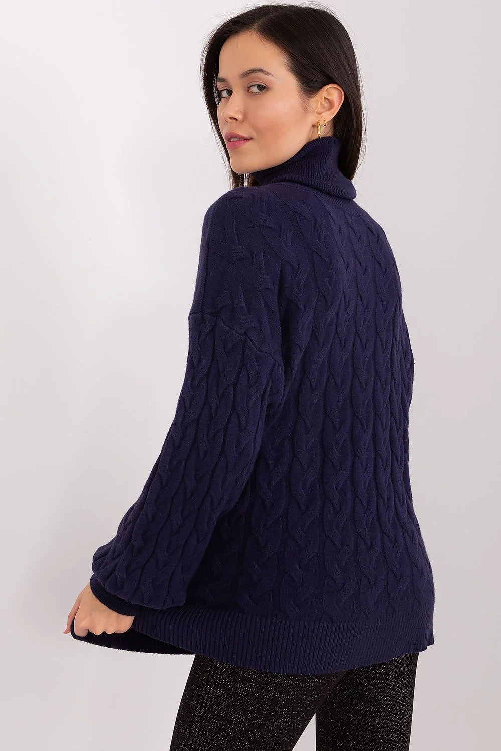 Pull à col roulé pour femme en maille torsadée bleu marine, coupe relax, manches longues, finitions côtelées, matière mixte laine et fibres synthétiques, style élégant et intemporel