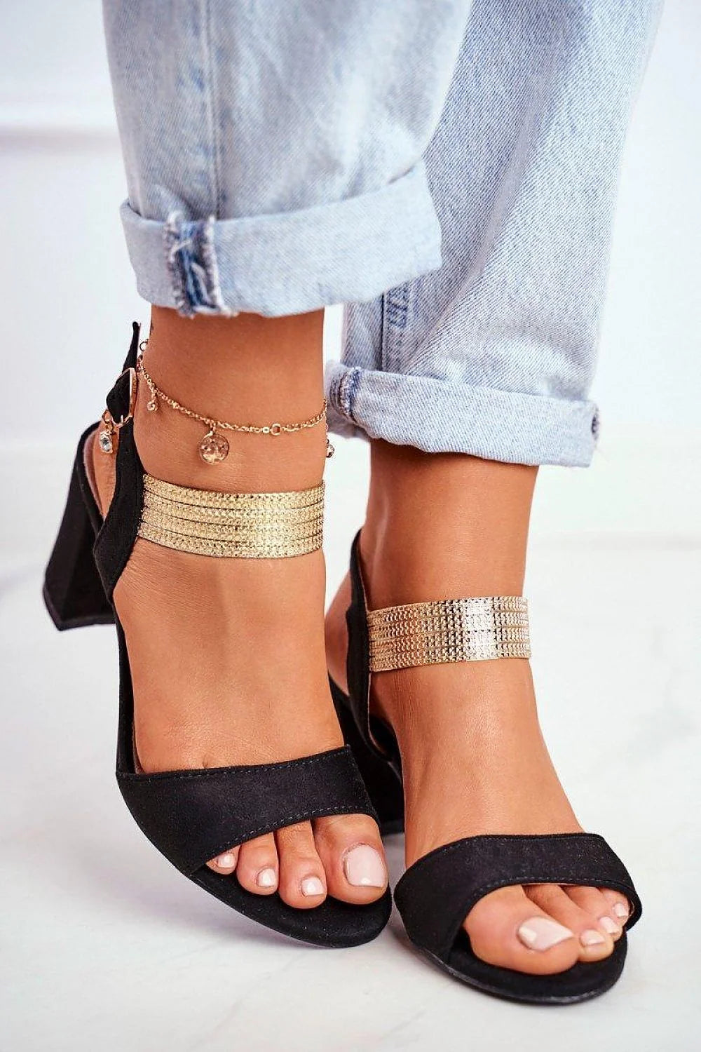 sandales talon carré 8cm cuir suédé écologique noir brides larges cheville métal doré texturé réglable confort élégant soirée chic