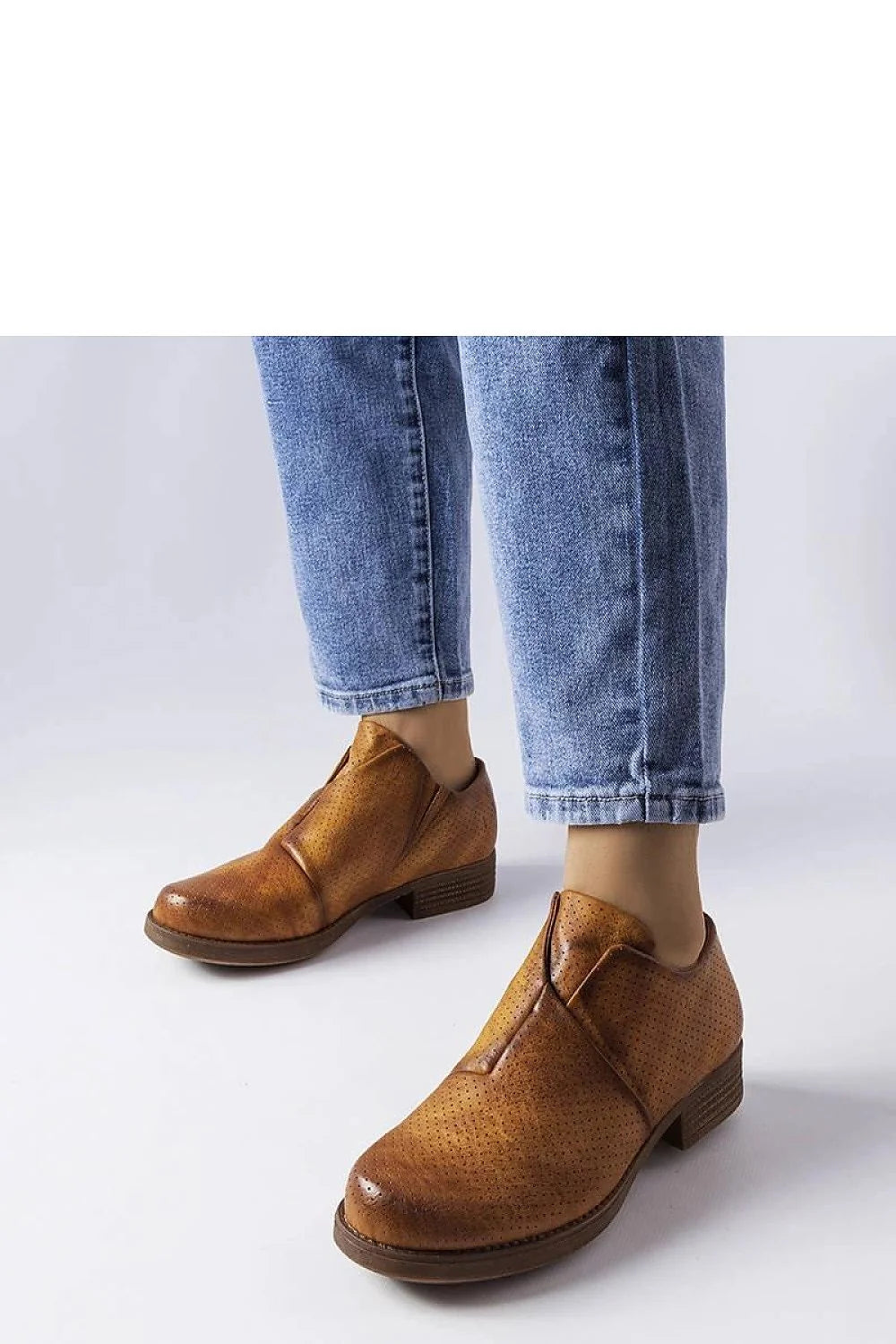 Chaussures basses pour femme style derby cuir perforé couleur marron caramel élégance intemporelle confort maximal taille standard
