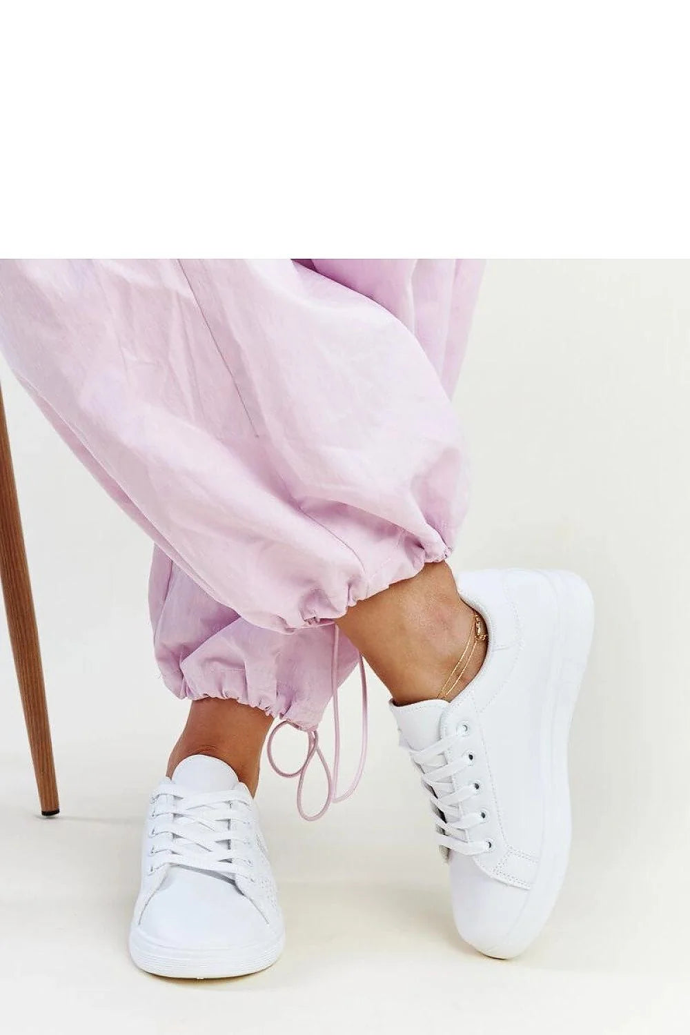 baskets basses femmes blanches similicuir tige perforée bandes latérales bout rond semelle caoutchouc épaisse flexible col rembourré confort