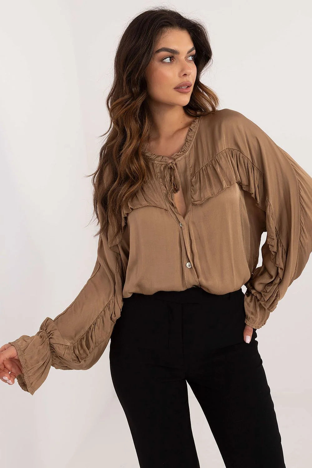 Chemise manche longue Och Bella beige ample encolure ronde en V liée volants manches rondes viscose femme