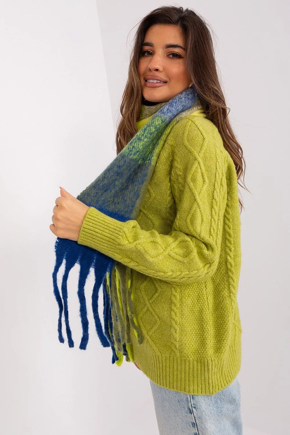 Longue écharpe carreaux colorés pull ample manches longues motif torsadé vert lime fins côtelets femme automne hiver élégant confort mode accessoire longues franges