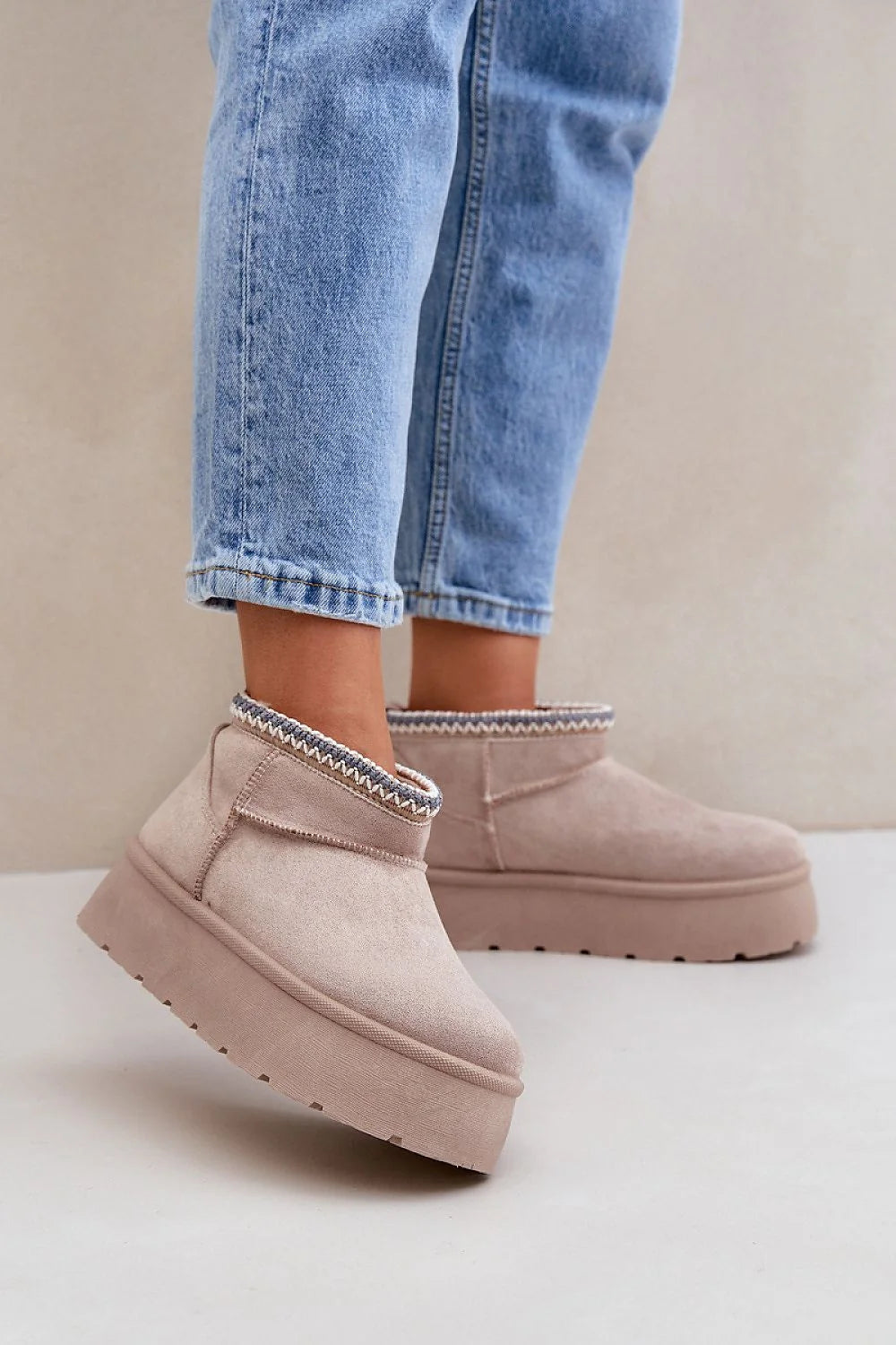 Bottes de neige pour femmes élégantes suédine écologique doublure douce plateforme confort froid broderie subtile hiver quotidien
