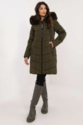 Veste d'hiver pour femmes design moderne fourrure synthétique vert olive coupe droite longueur genoux fermeture éclair poches zippées
