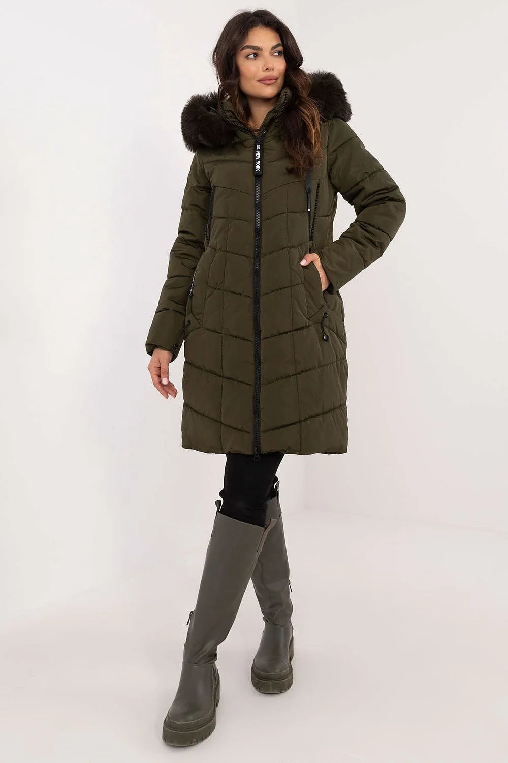 Veste d'hiver pour femmes design moderne fourrure synthétique vert olive coupe droite longueur genoux fermeture éclair poches zippées