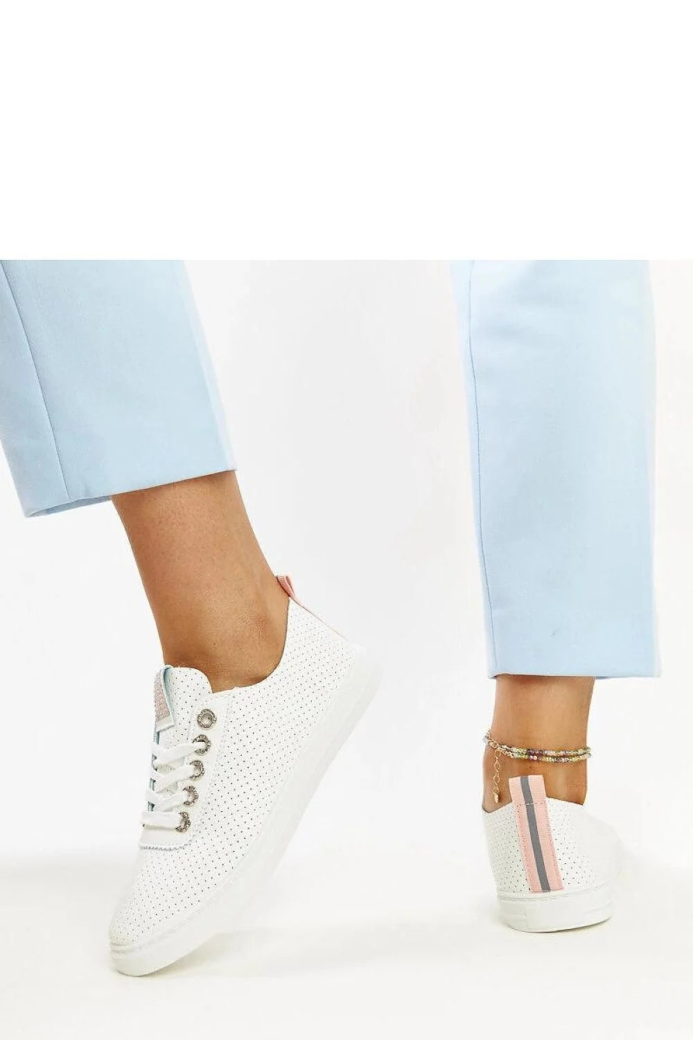 Baskets féminines modernes basses perforées blanc cuir synthétique lacets métal beige rose occasions multiples