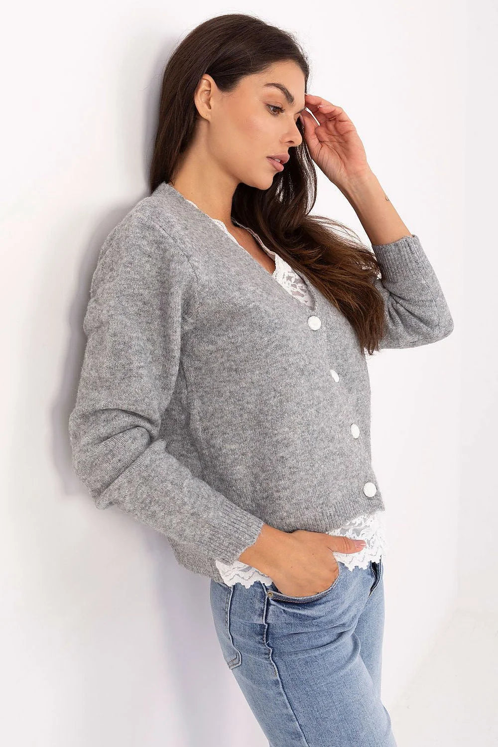 cardigan femme gris maille brossée coupecourte oversize colV boutonsrondsblancs mancheslongues bordcôtes ourlet dentelle subtile casualchic misaison chaud
