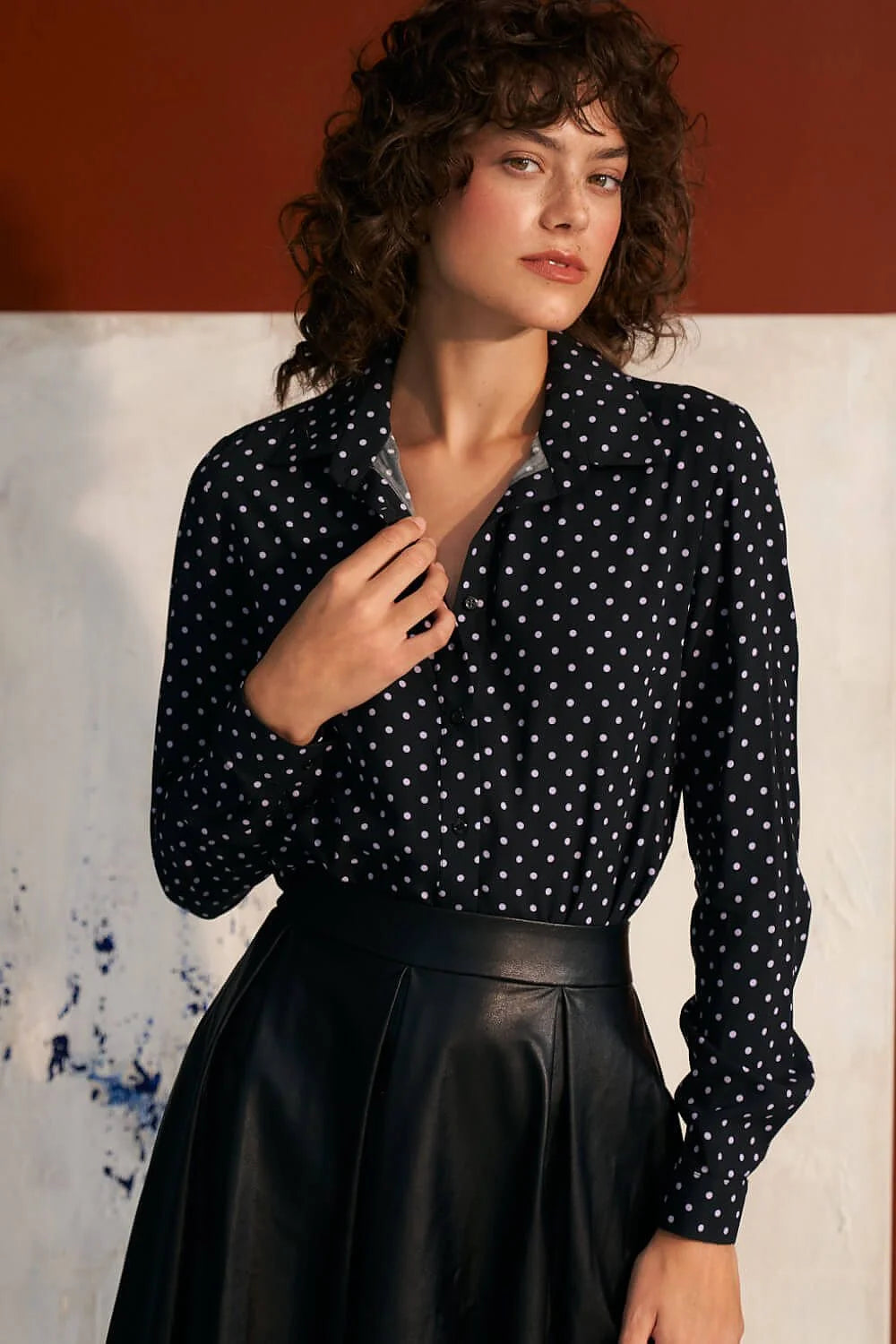 Chemise élégante pour femme manches longues col classique motif pois noir et blanc viscose 100% tailles 34-42