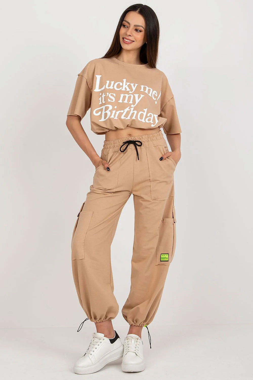 ensemble Badu femme loungewear tshirt crop oversize imprime LuckyMe Birthday coton beige pantalon cargo jogger taillehaute elastique cordon