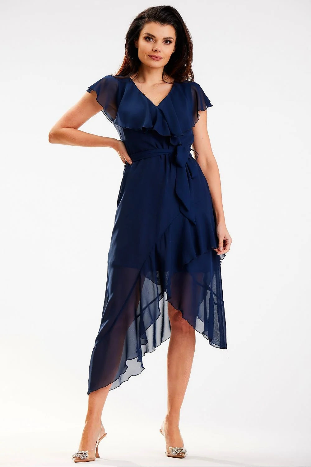 robe élégante asymétrique bleu marine polyester chiffon doublée volants épaules décolleté V manches papillon ceinture nouée jupe superposée