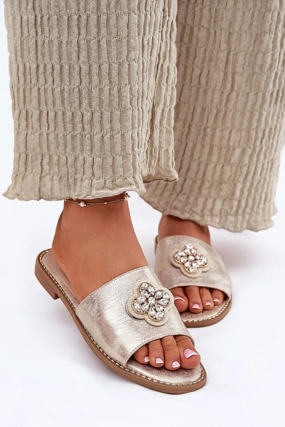 sandales dorées métalliques minimaliste moderne femme ecocuir confortable semelle caoutchouc plate bride large strass floral appliqué chic élégant estival