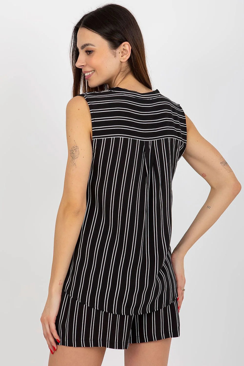 chemisier femme élégant moderne sansmanches encolureV viscose fluide ceinture assortie nouée rayures verticales blanches noir coupeample structurée finitionssoignées estivale chic
