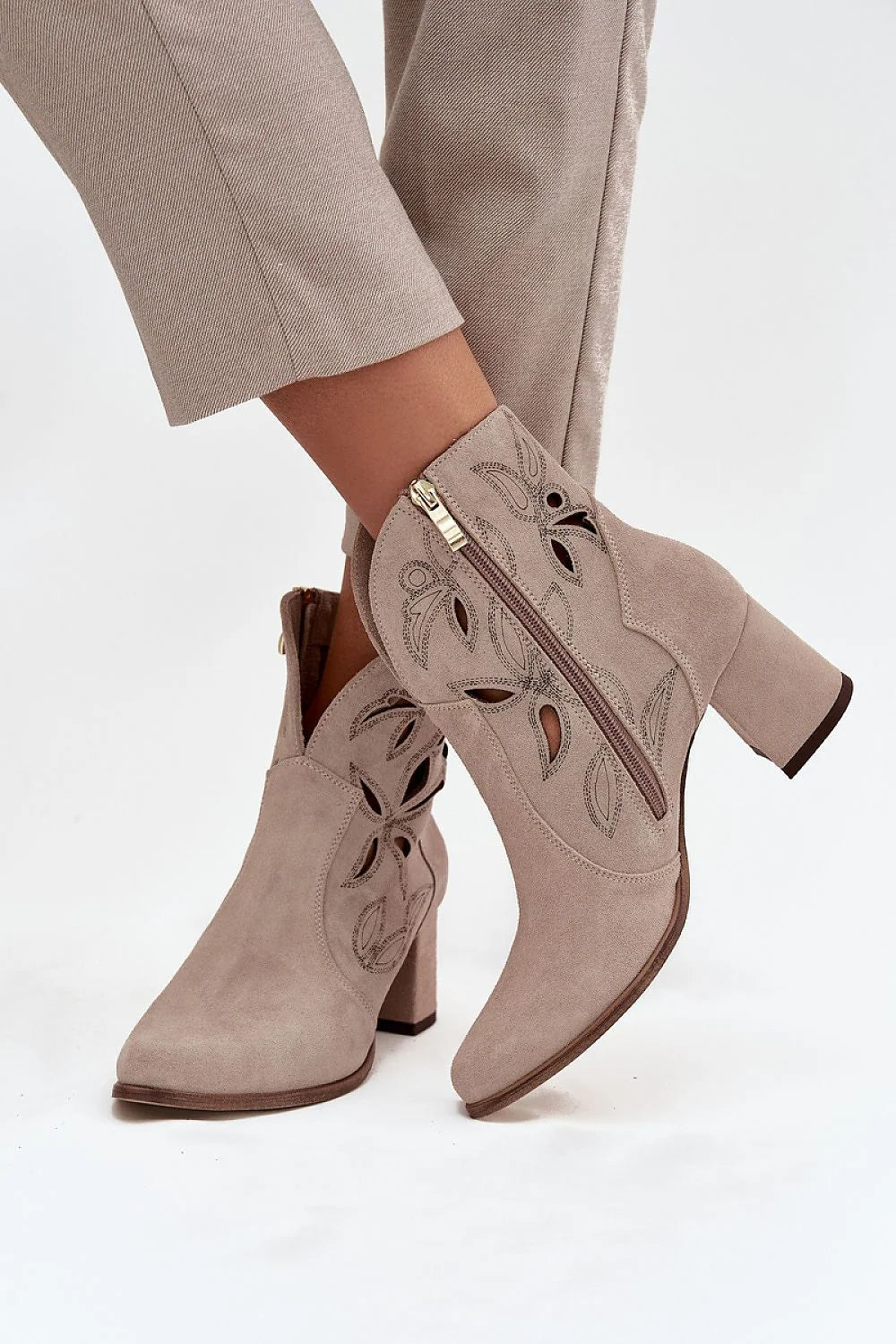 bottines femme daim taupe cheville western moderne bout pointu talon bloc moyen découpes florales ajourées fermeture éclair confort