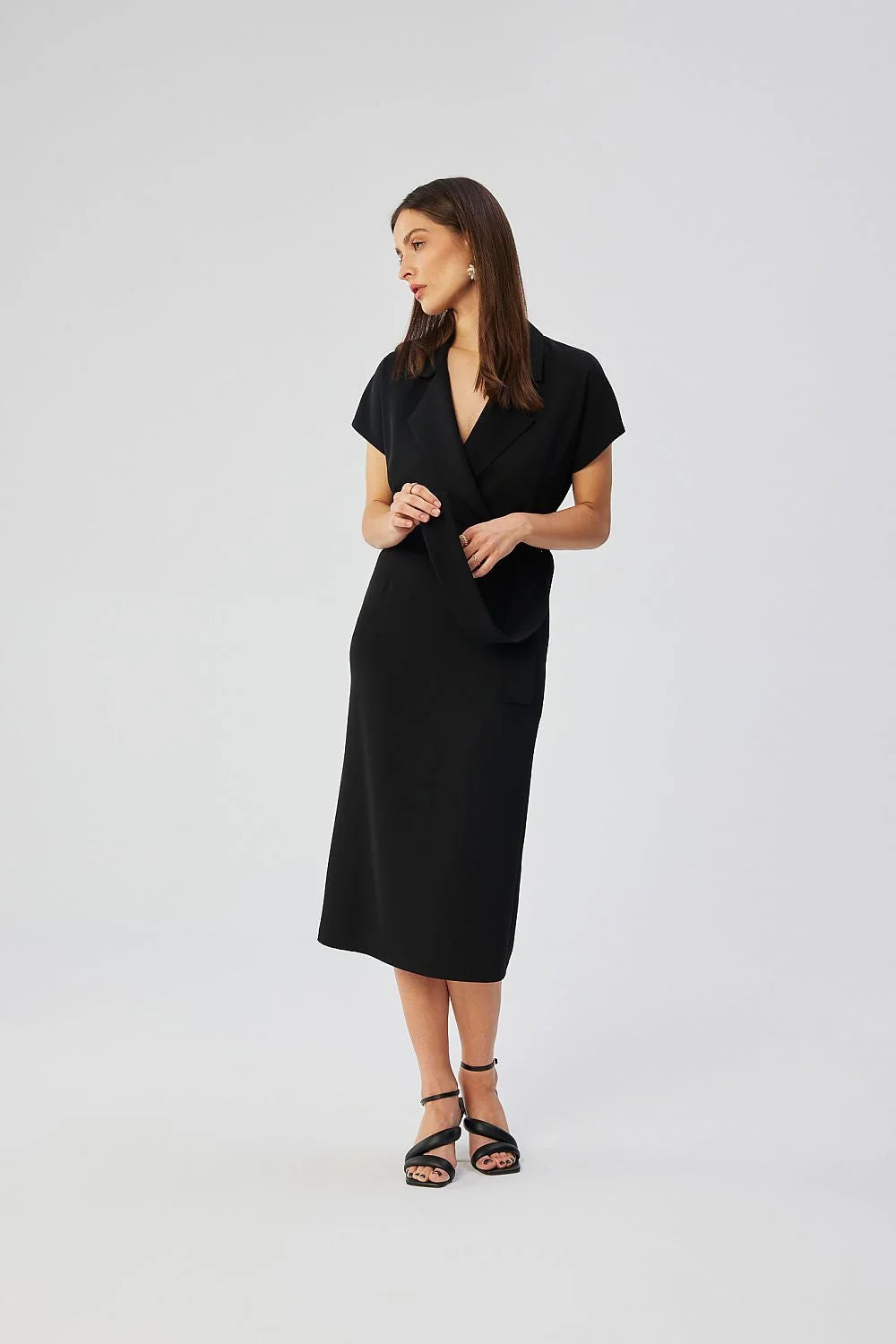 Robe élégante noire longue manches courtes col V profond style minimaliste femme occasion soirée professionnelle