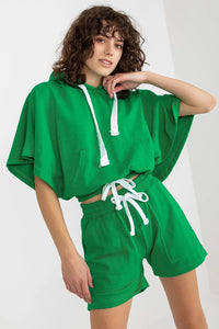 Ensemble survêtement vert vif coton polyester crop manches larges short taille haute capuche cordon ajustement confortable athleisure moderne