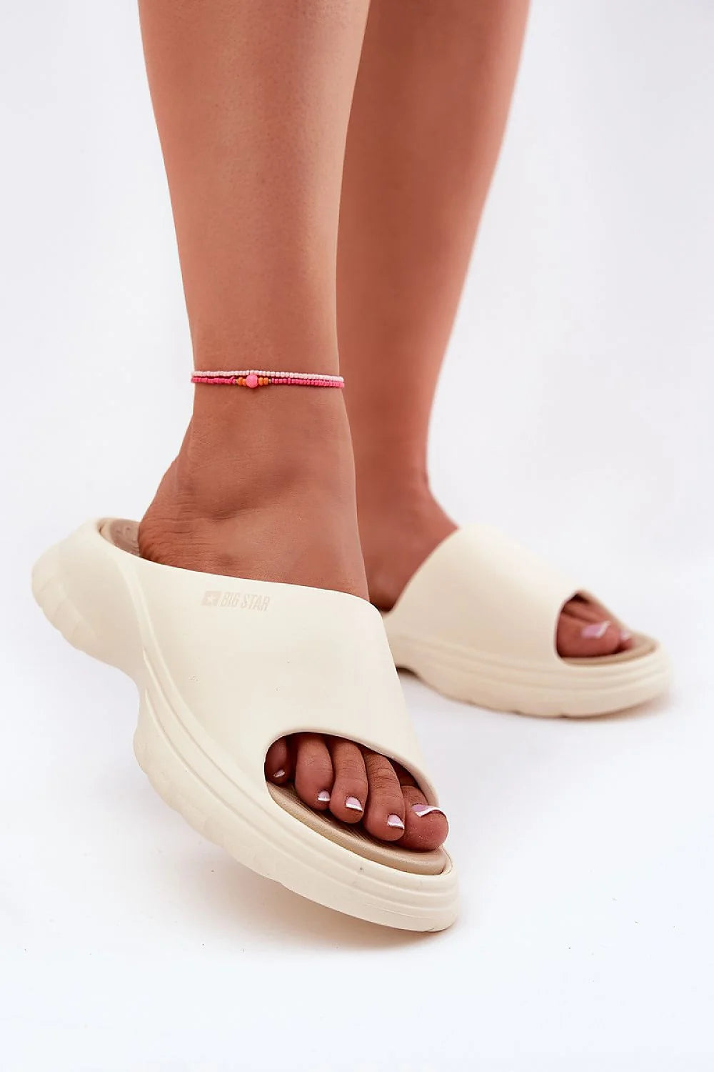 mules femme modernes minimalistes beige crème claquettes semelle compensée mousse EVA bout ouvert empeigne