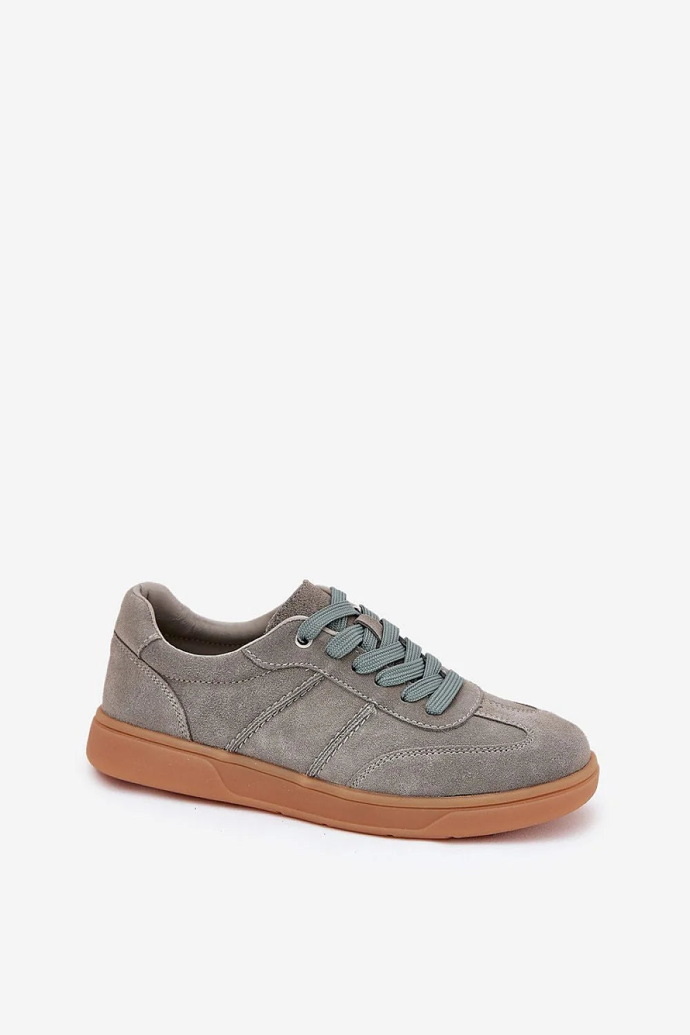 Baskets basses femmes daim naturel style élégant lacets classiques semelle cuir confort amorti polyvalentes occasion quotidienne soirée