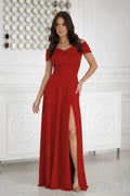 robe longue rouge bardot corsage torsadé épaules dégagées manches courtes taille cintrée fente latérale tissu scintillant jupe évasée silhouette élégante