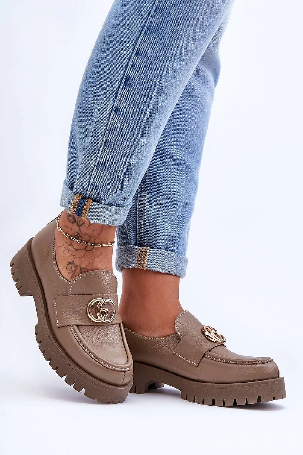 Mocassins femme taupe cuir naturel style urbain design moderne talon plat semelle épaisse doré métal ajustable confort