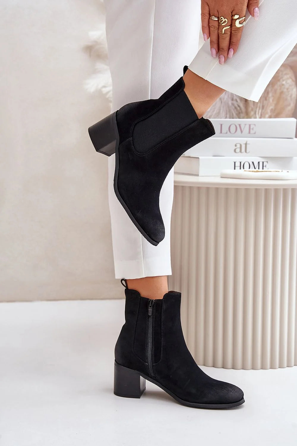 Bottines Chelsea pour femmes en suédine écologique noir talon carré 5 cm élastique latéral fermeture éclair discrète coupe ajustée cheville élégance moderne