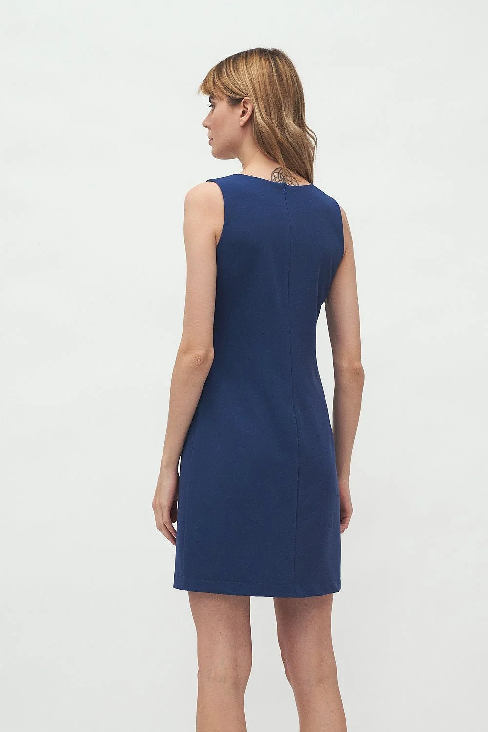 Robe élégante en tissu confortable bleu marine coupe droite chic parfaite soirée décontractée femme moderne