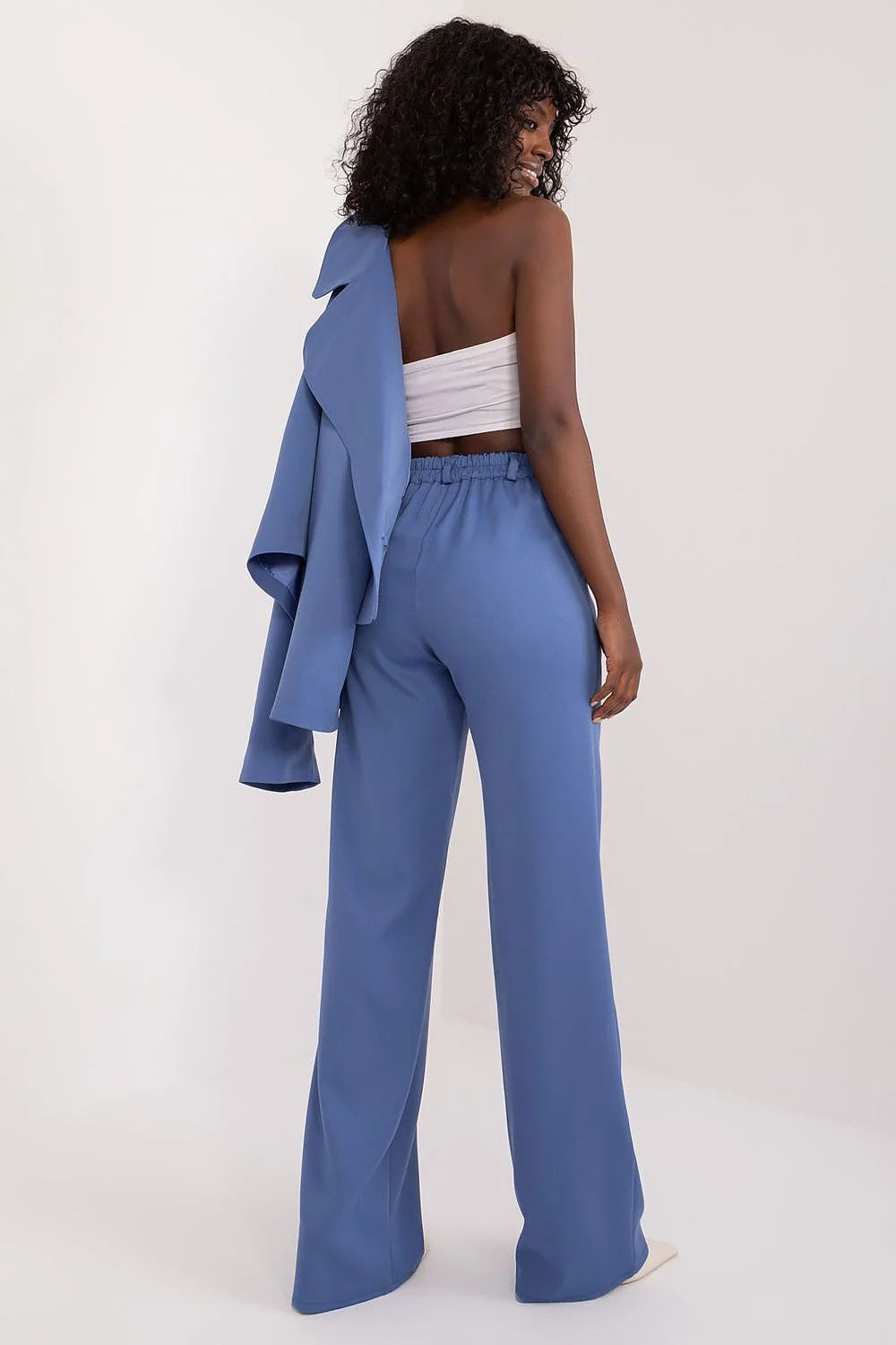 Pantalon long Lakerta bleu marine taille haute coupe droite blazer oversize manches longues haut bandeau blanc veste élégante ensemble moderne femme