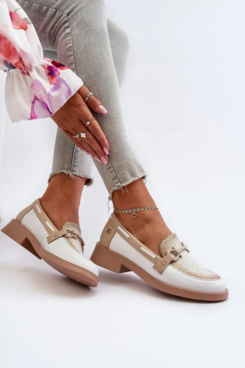 Mocassins femmes design moderne élégant cuir synthétique blanc tissu texturé ornement métallique doré semelle épaisse beige confortable tenue décontractée semi-formelle