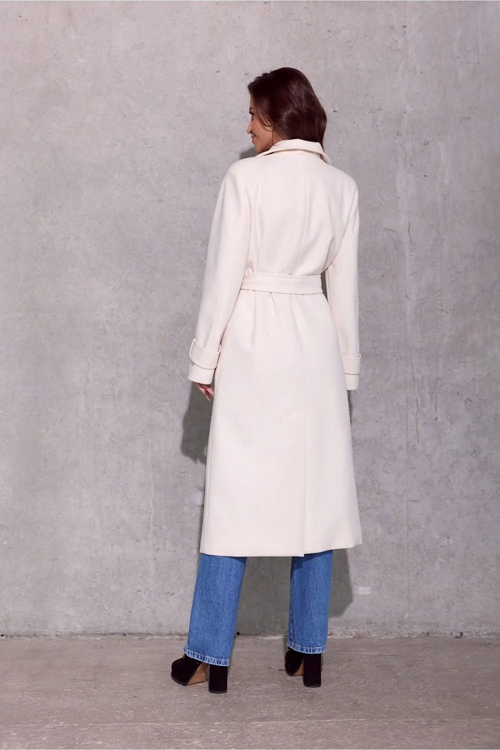 Manteau élégant pour femmes longueur midi coupe droite ceinture incluse matière haute qualité couleur crème
