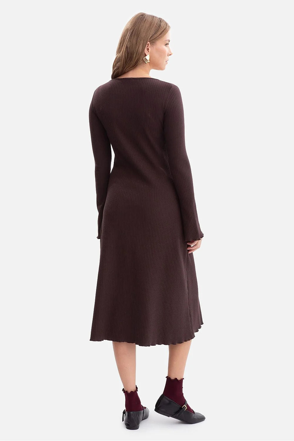 robe midi côtelée marron chocolat col rond manches longues évasées ourlets festonnés silhouette ajustée jupe fluide extensible coton élasthanne Pologne