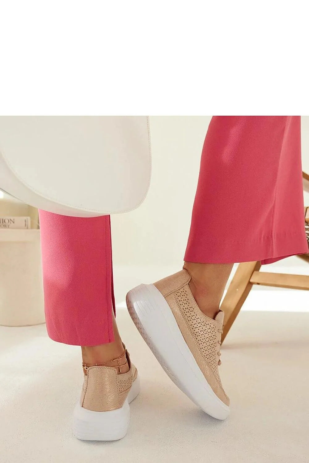 Baskets Solea femmes style moderne casual cuir suédé beige perforé semelle blanche lacets summer eco-friendly comfort durabilité