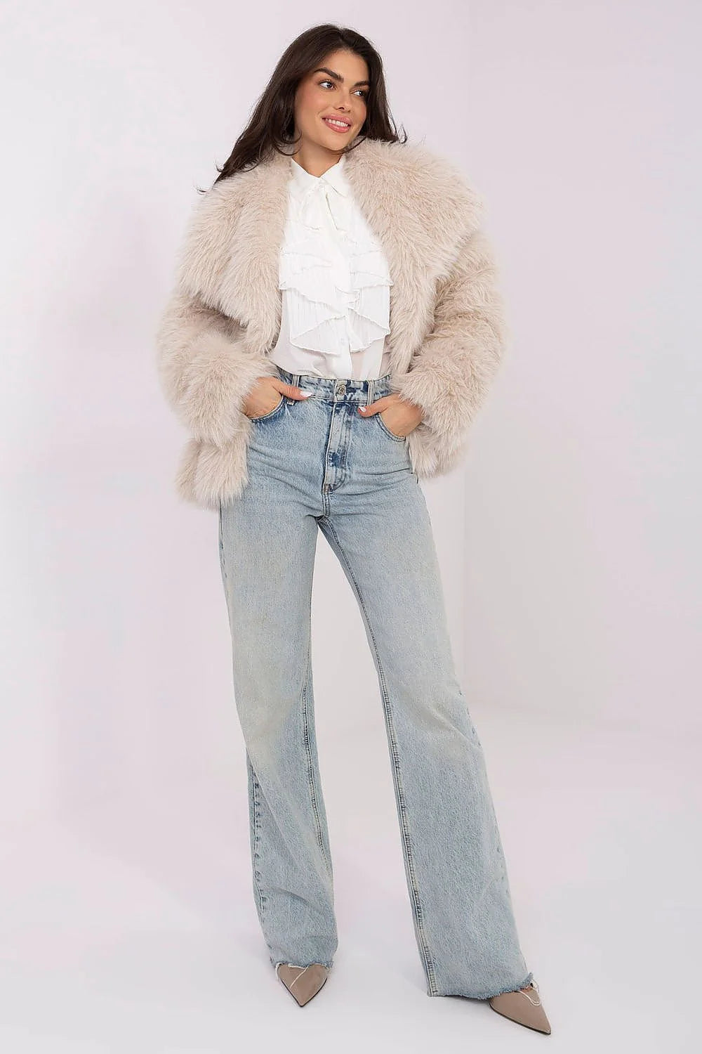 chemise blanche mousseline plissée semi transparente col lavallière noué plastron plissé nœud avant manches longues bouffantes boutonnée volants superposés fluide