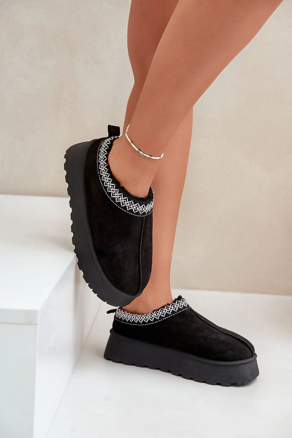 pantoufles suédine écologique noires semelle plateforme crantée caoutchouc bout arrondi doublure fourrure douce broderie subtile cosy urbain confortable talon