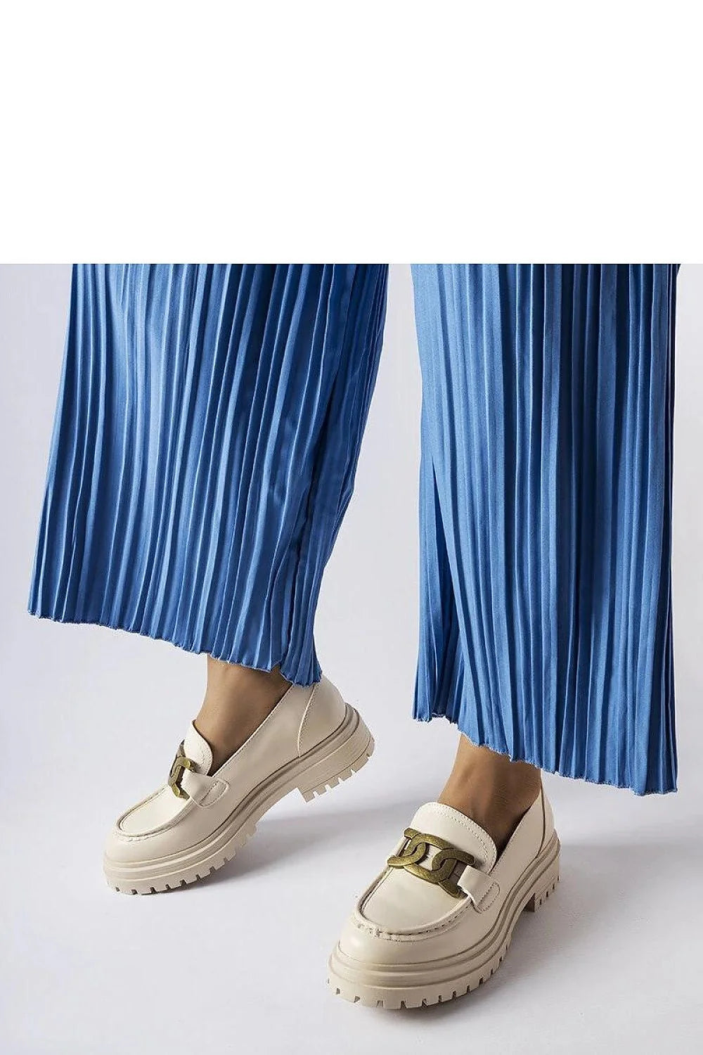 Mocassins beiges pour femmes ornement chaîne dorée cuir écologique durable talon moyen bout rond summer shoes