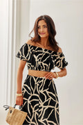 Tenue estivale deux pièces pour femme chemisier crop top décolleté off-the-shoulder jupe taille haute tissu léger motif abstrait noir beige