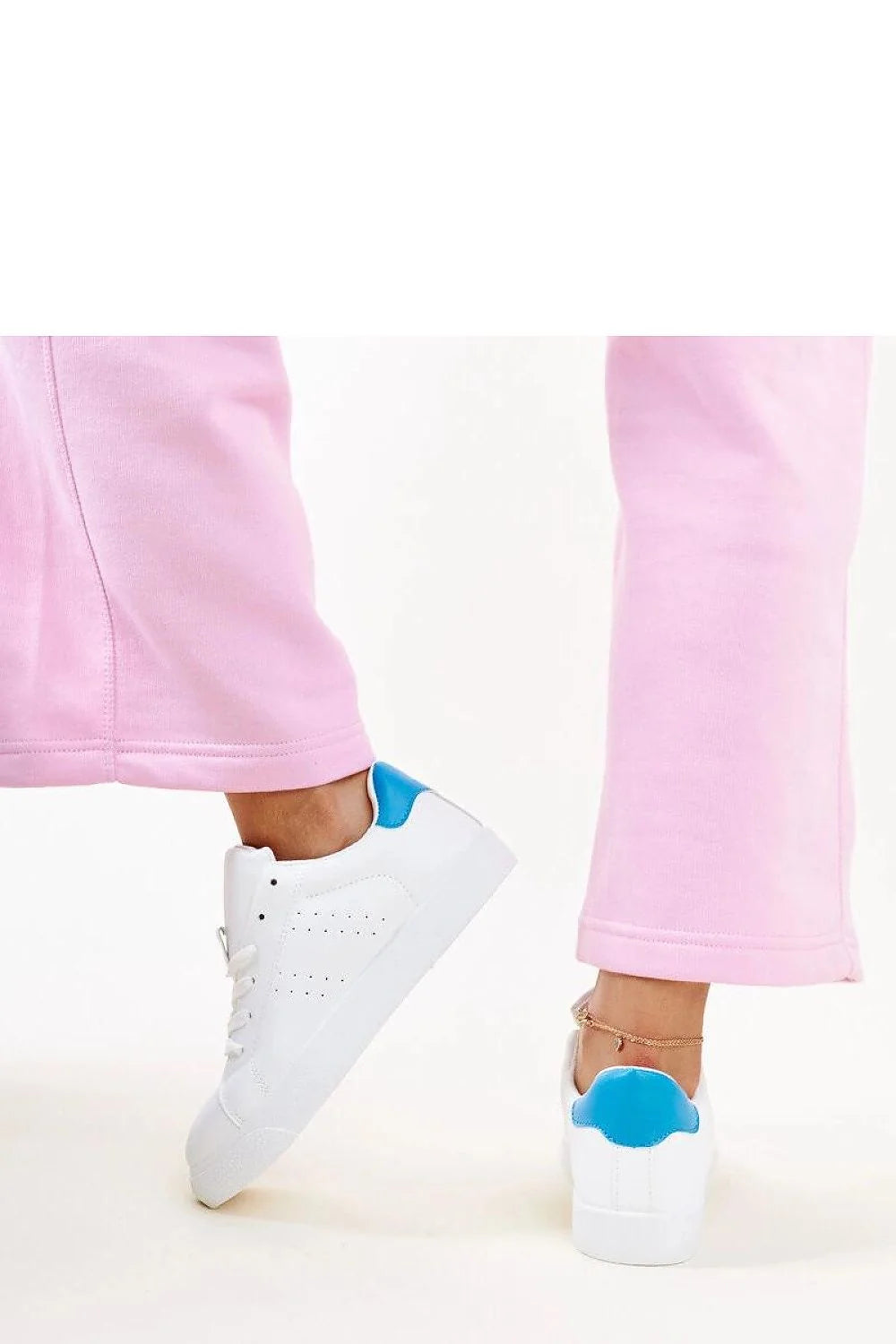 Baskets Solea Akila Adidas blanches bleues jogging femmes cuir simili confort urbain style casual