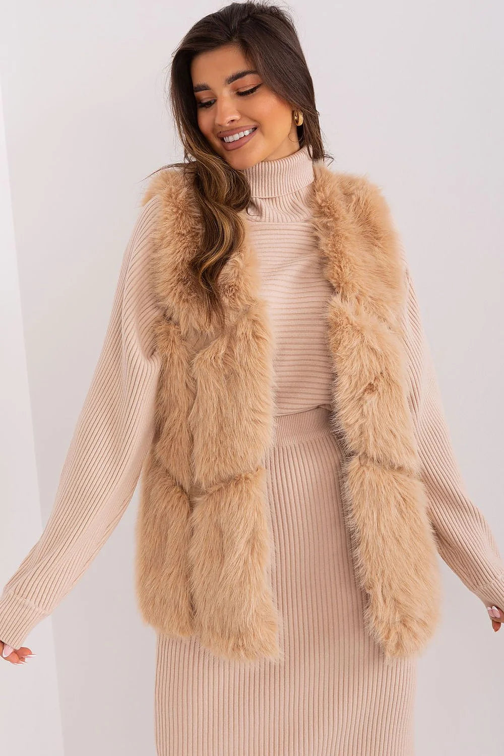 Gilet sans manches fausse fourrure beige robe pull côtelée femme tenue élégante automne hiver printemps