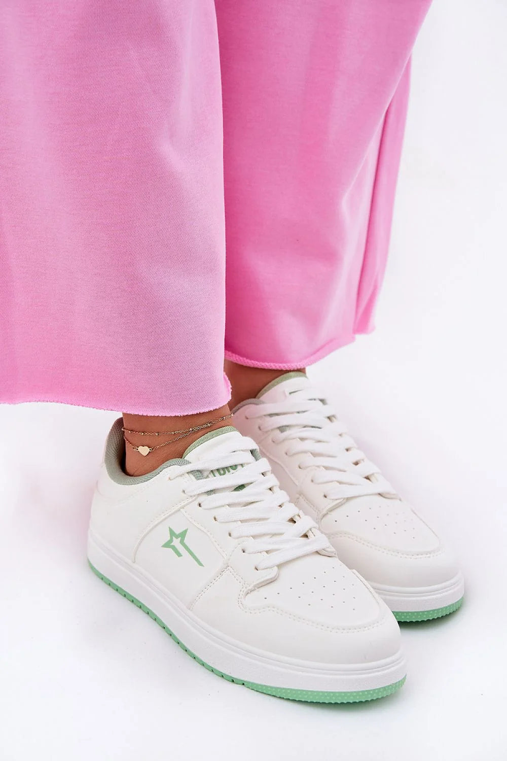 Chaussures de sport modernes pour femmes, design épuré, logo étoile latéral, cuir synthétique, semelle HI-POLY SYSTEM, confort durable, style décontracté, occasions multiples