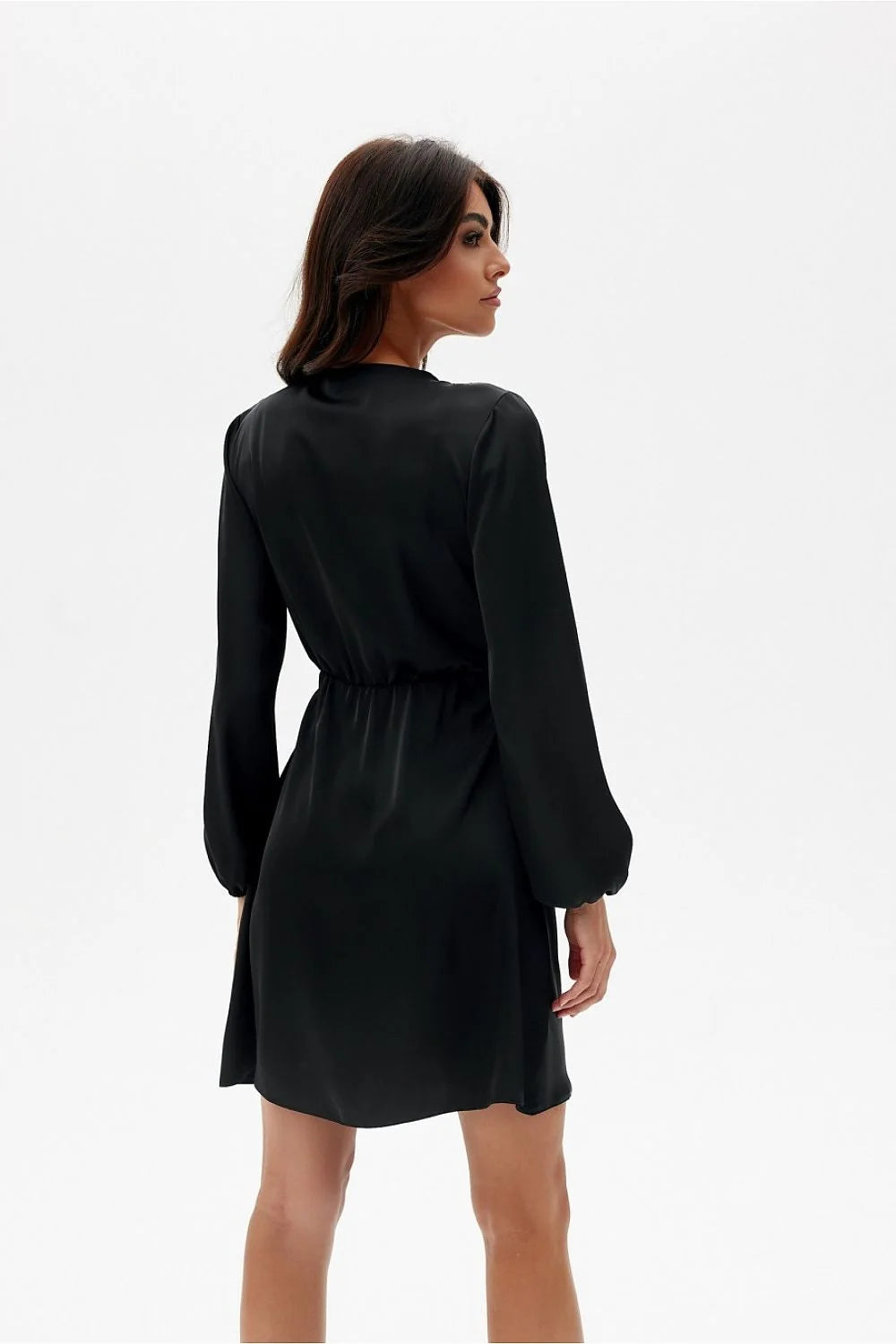robe cocktail noir satiné portefeuille décolleté croisé manches longues bouffantes épaules structurées taille cintrée ceinture nouée courte soyeuse