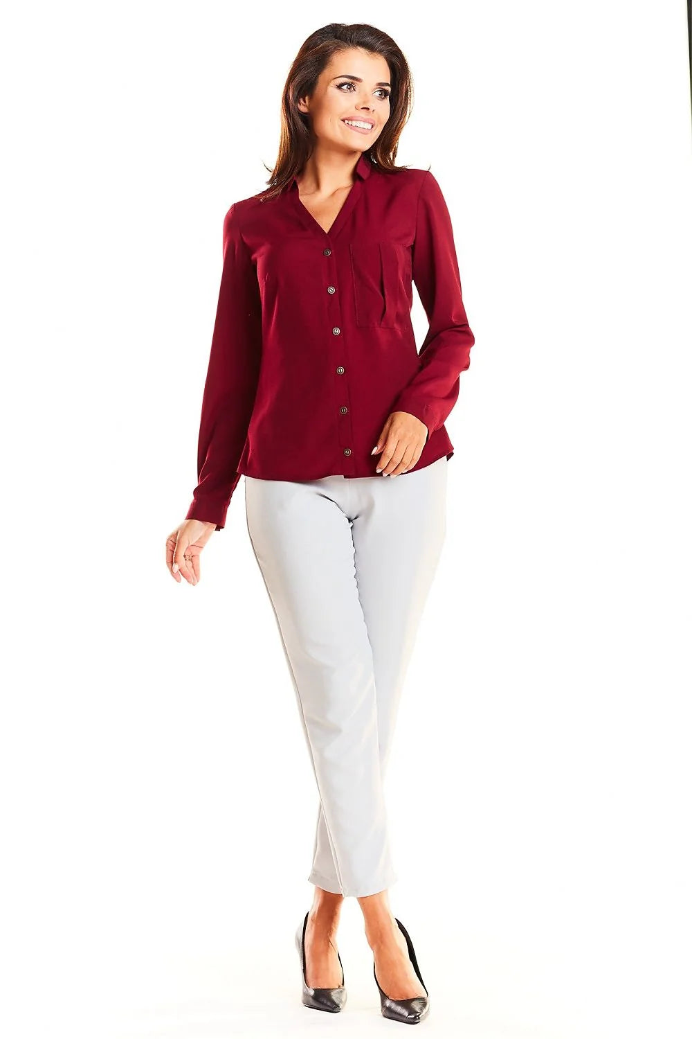 chemise satinée bleu cobalt semiajustée manches longues colV tailleur boutonnage central poche poitrine plissée tissu fluide léger élasthanne professionnel chic