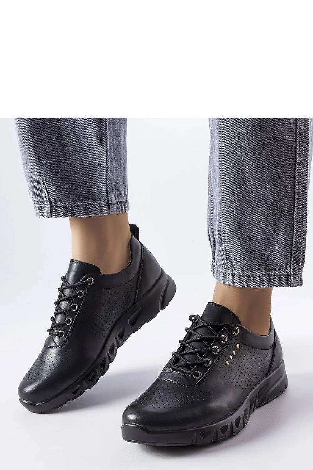 Sneakers pour femmes design moderne urbain cuir perforé noir confort semelle caoutchouc collection estivale